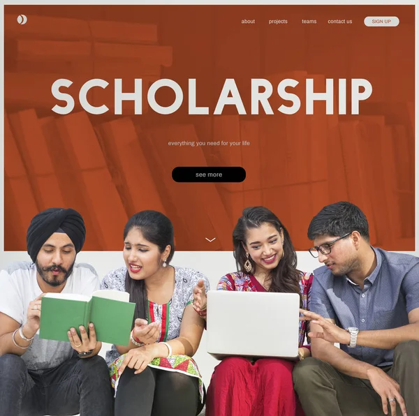 birlikte çalışan genç Hintli öğrenciler