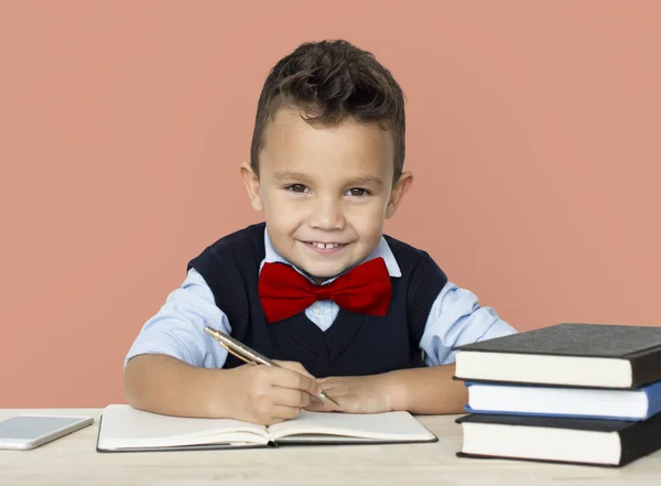 Menino escrevendo em caderno — Fotografia de Stock