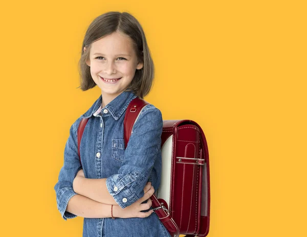 Menina da escola com mochila — Fotografia de Stock