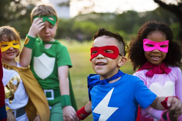 Dzieci w superbohatera kostiumy uruchomiona — Zdjęcie stockowe