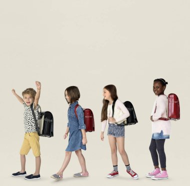 Çocuklar okula yürüme turistik arka çantalar