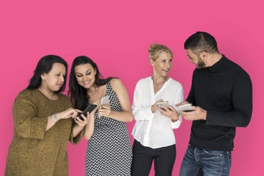 konuşmak ve akıllı telefonlar kullanarak çok ırklı insanlar