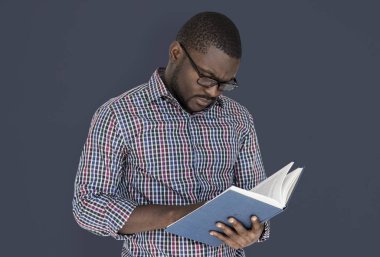 siyah elbise adam okuma kitabı