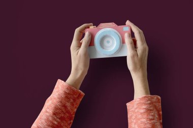 İnsan eli kamera tutarak