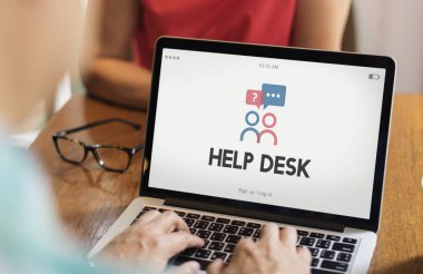 Laptop klavyesinde yazan kişi