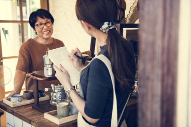 kadın sipariş dijital tablet ile yapma