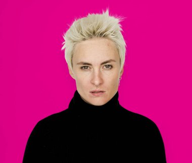  Bir siyah elbise bakarak sarışın kadınla