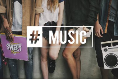 Duvara yakın duran rahat insanlar