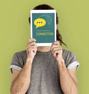 Dijital tablet kapsayan yüz tutan adam