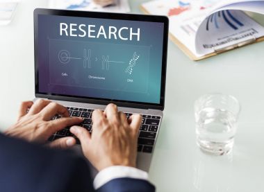 Bilgisayarla çalışan bir iş adamı