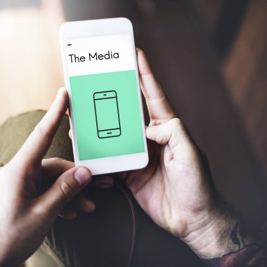 Cep telefonu ellerinde.