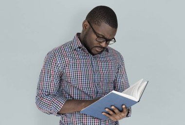 siyah elbise adam okuma kitabı