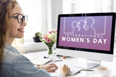 bilgisayar ile çalışan kadın