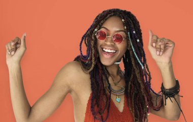 Kadın gülümsüyor ve stüdyoda dans