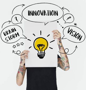 Dövmeli afişini tutan kadın