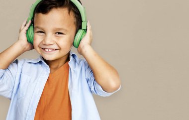 Kulaklıklar giyen genç Asyalı çocuk