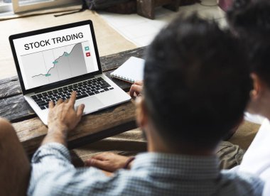 oturma ve dizüstü bilgisayar kullanarak iki adam 