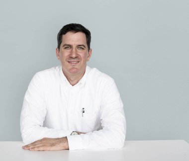 Adam masada elleriyle