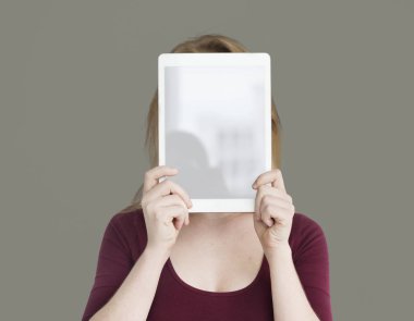 Dijital Tablet ile yüz kapsayan kadın