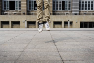 adam Üniversitesi önünde atlama