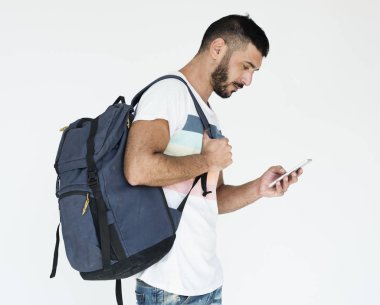 adam akıllı telefon kullanma sırt çantası ile
