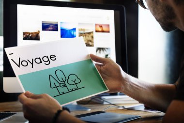 Resim monitör ekran önünde tutan adam