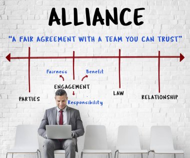 İşadamı dizüstü kullanarak resmi elbiseli