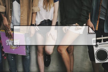 Duvara yakın duran çok ırklı rahat insanlar