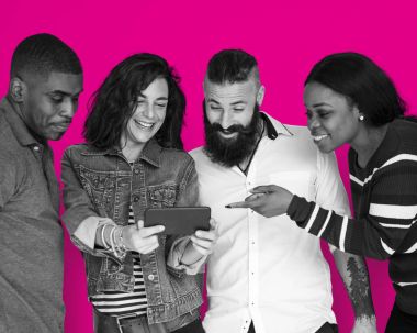 Arkadaşlar dijital aygıt kullanarak