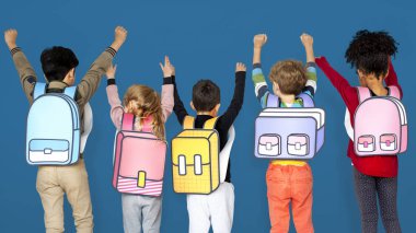 Okul arkadaşları ile kağıt sırt çantaları 