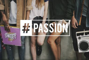 Duvara yakın duran çok ırklı rahat insanlar