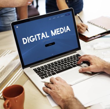 insan eli dizüstü bilgisayar kullanarak 