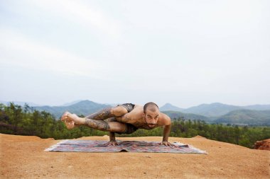 yoga mekanlarda dövmeli adam nişanlı