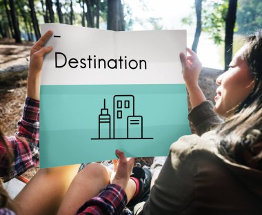 Kağıt levha ormanında tutarak kızlar