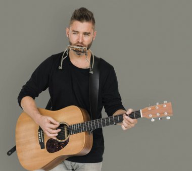 Adam akustik gitar çalıyor.