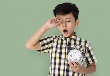 Saati tutan çocuk