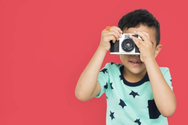 fotoğraf makinesi tutan çocuk