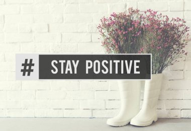 lastik çizmeler içinde çiçek buketi 