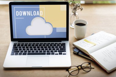 açılan dizüstü bilgisayar ile ahşap masa