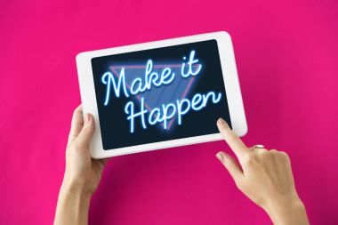 kişi holding dijital tablet