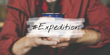 Seyahat Kupası tutan adam