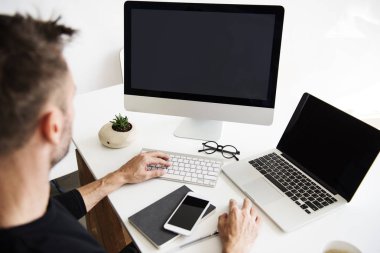 dizüstü bilgisayar ve bilgisayar kullanan adam