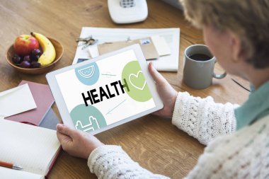 Dijital tablet tutan kadın