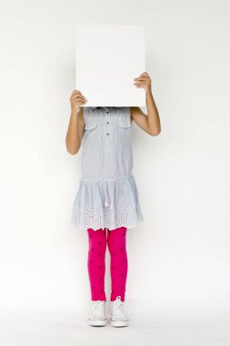 Boş pankart tutan kız