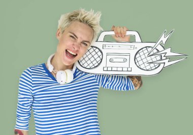 Kağıt radyo tutan kadın