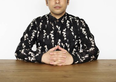 ahşap masada oturan adam