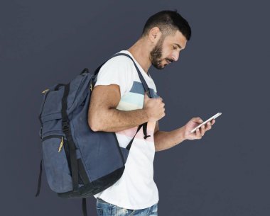 adam akıllı telefon kullanma sırt çantası ile