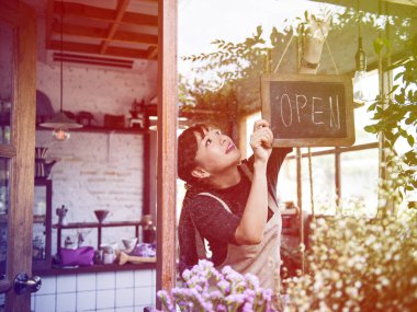 kadın asılı açık işareti 