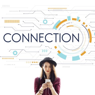 Smartphone kullanarak şapkalı kadın