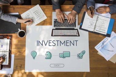 Eller iş adamları tablo üzerinde 